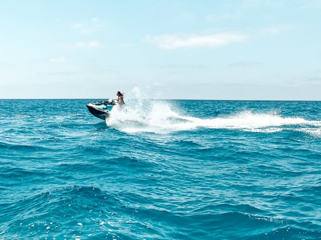  jeweils auf dem Wassermotorrad 