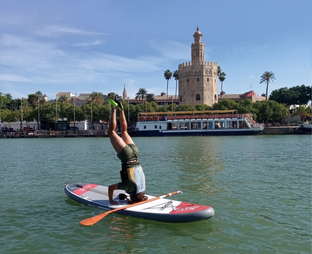  Tracciare alcune posizioni di SUP yoga davanti alla Torre del Gold 