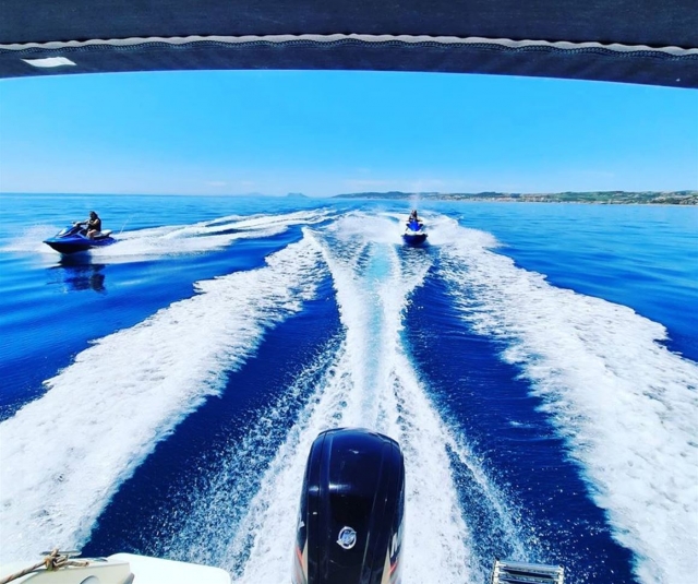  Le mouvement de deux jet skis vu à la première personne depuis un bateau