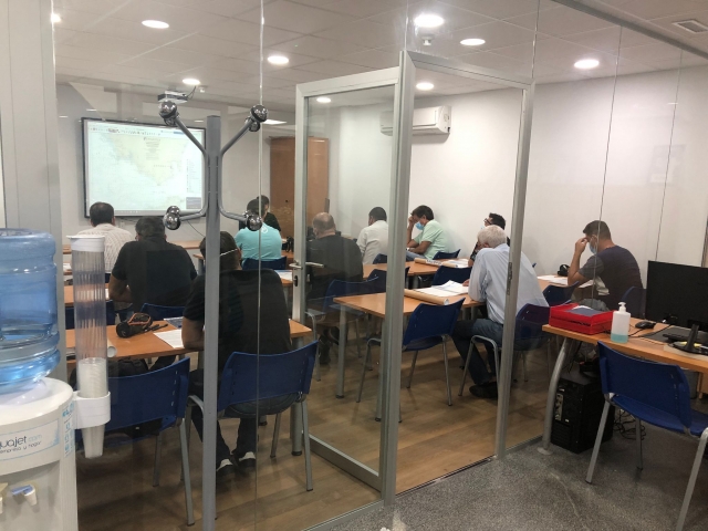  PNB 学生上课 
