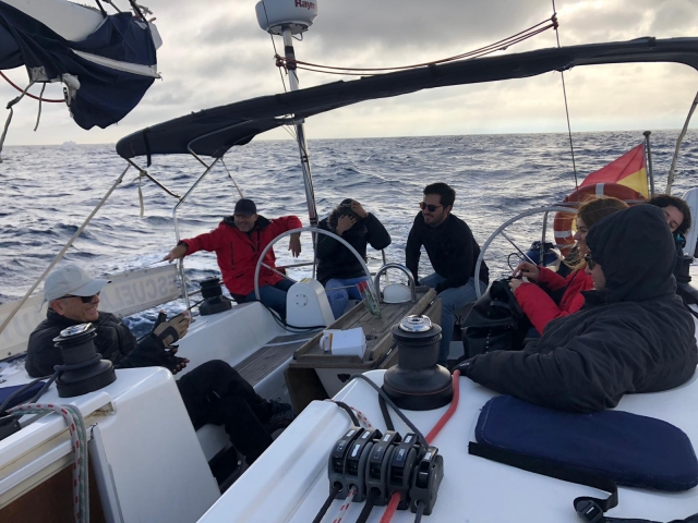  Etudiants en navigation sur le bateau 