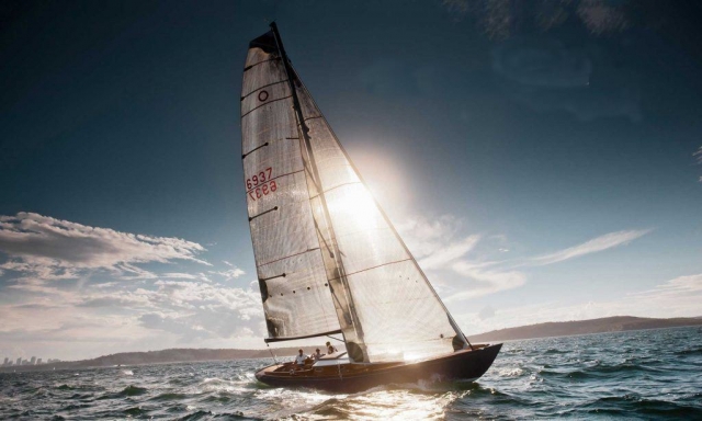 Velero bajo el sol sevillano
