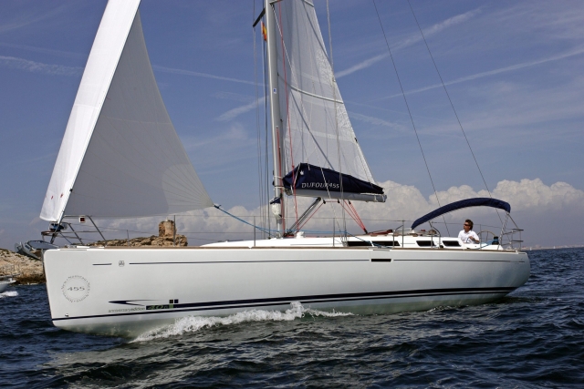 Velero avanzando en el río