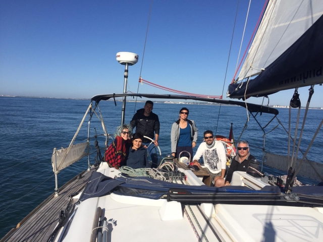 A bordo del velero con amigos