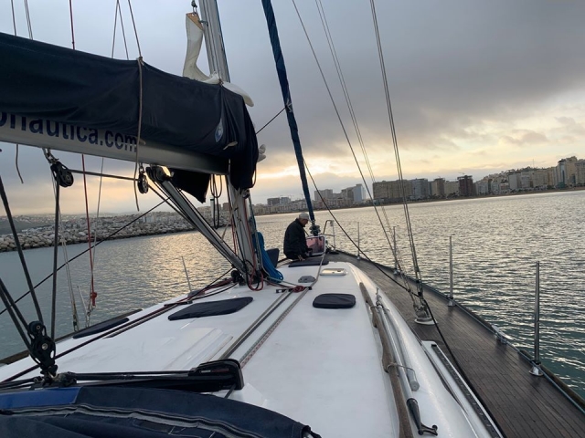  Genießen Sie die Skyline vom Segelboot aus 