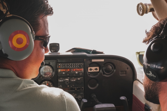  Accanto al pilota nella cabina di pilotaggio dell'aereo 