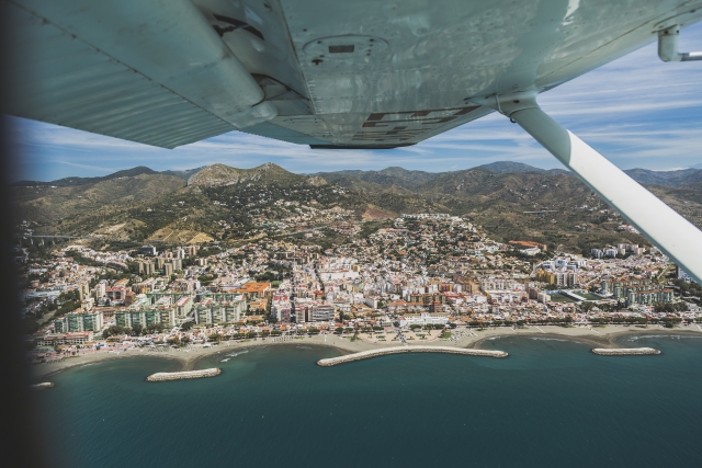 Ala del piccolo aereo sulla costa 