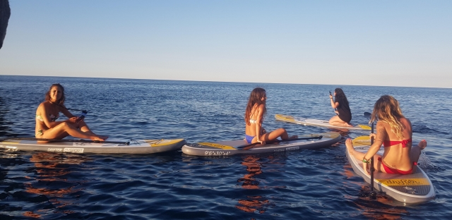 Descansando sobre la tabla de paddle board