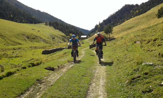  Avec les vélos à travers la vallée 