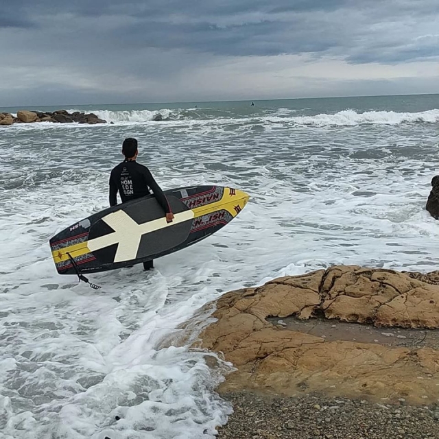 Adentrándose en el mar con la tabla de surf