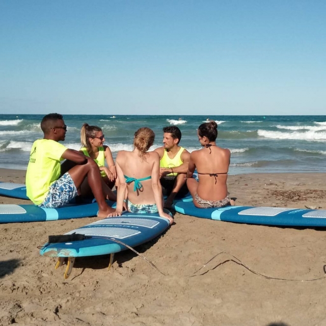 Grupo de surfers en la orilla