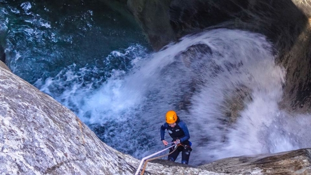 Descendiendo el barranco por la cascada