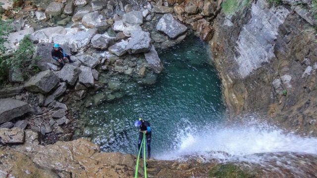 Rapeleando la pared del barranco