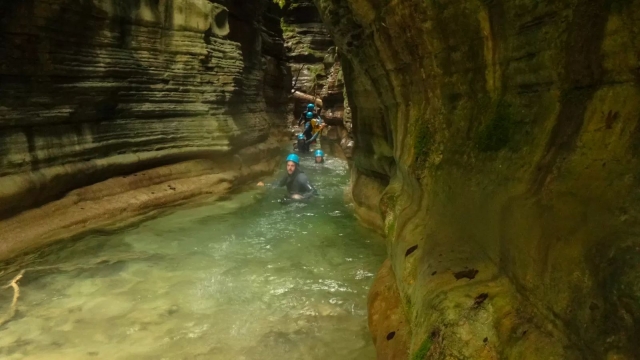 Nager dans l'eau du ravin 