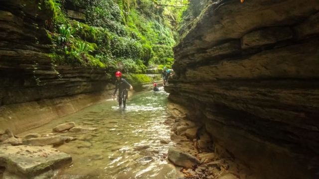  Surmonter les rivières d'eau du ravin 