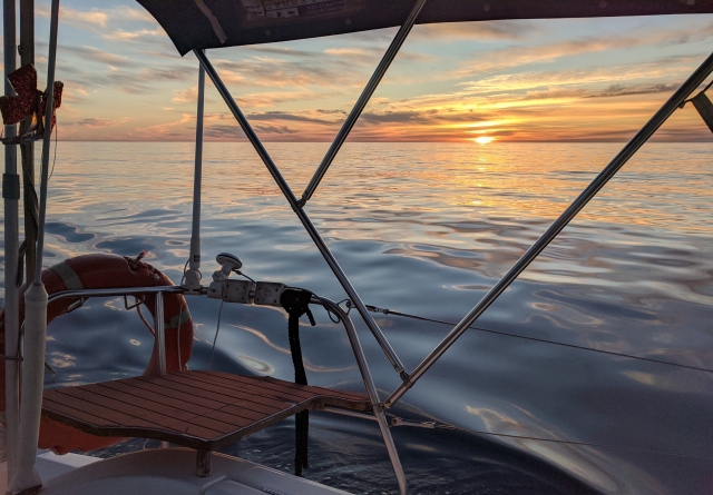 Contemplando la costa desde el barco