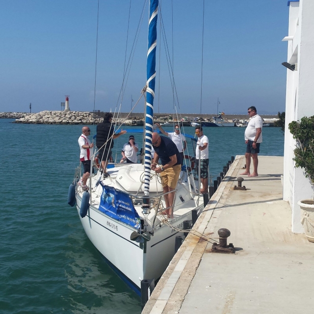  Anlegen am Dock im Hafen von Estepona 