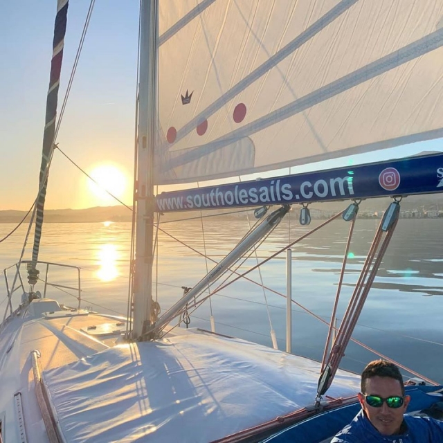  Den Sonnenuntergang vom Boot aus genießen 
