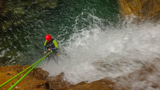  Discesa in corda doppia nella cascata del burrone 