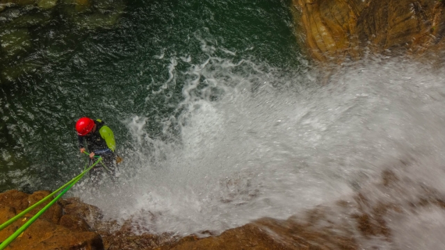  Discesa in corda doppia nella cascata del burrone 