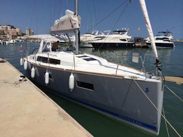  Sailboat in the port of Torrevieja 