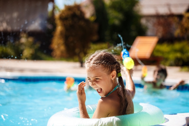 Glückliches Mädchen im Pool 