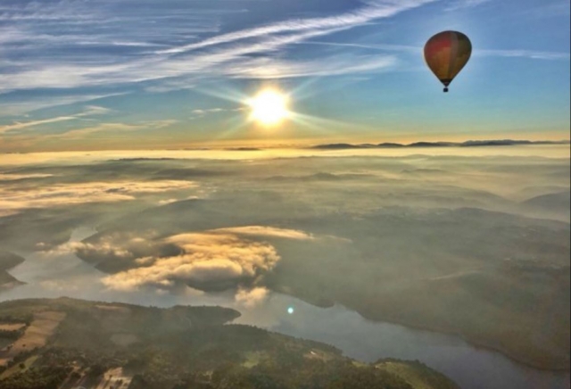 Balão ao nascer do sol na Ribiera Sacra 