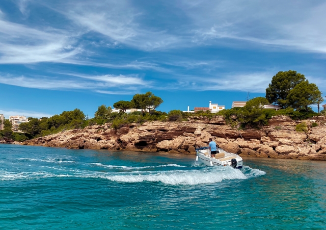  Virginant de la côte de Calafat par bateau 