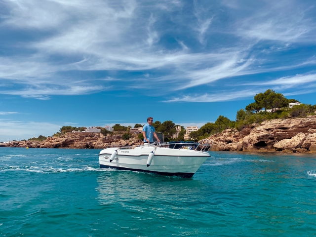  Boat marche sur la côte de Calafat
