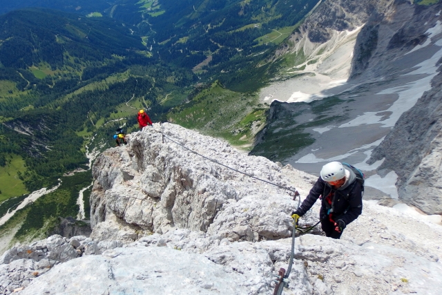  Ascension along the ferrata wall 