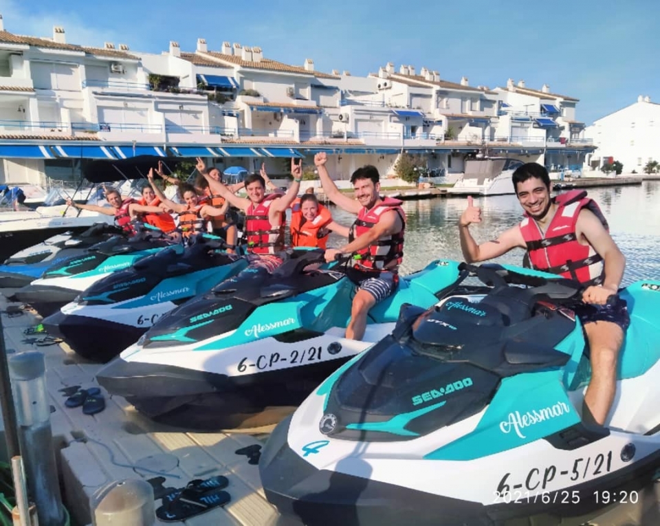 Amici prima di godersi il percorso in moto d'acqua 