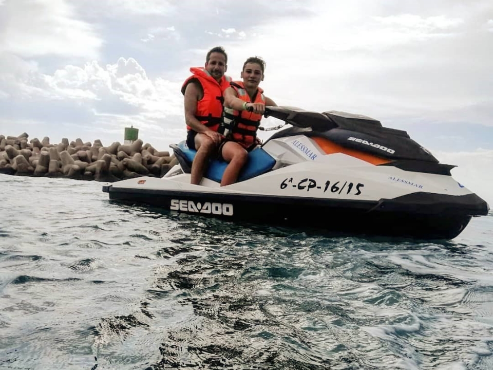 A tutta velocità sulla moto d'acqua 
