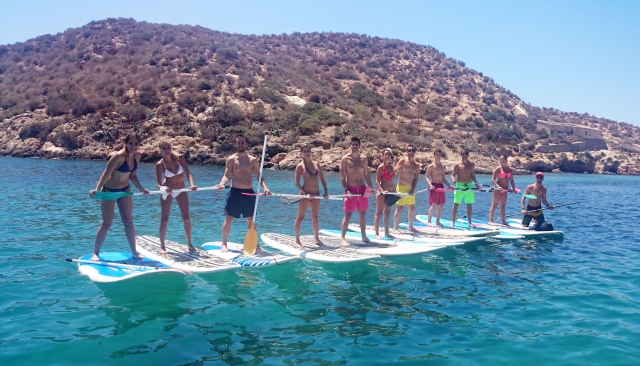 Amici con tavole da paddle surf 
