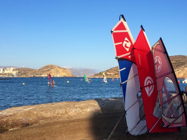 Equipo preparado para la sesión de windsur