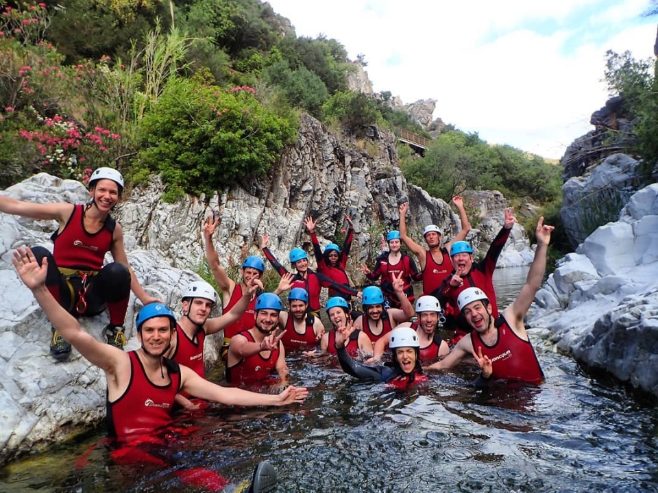  Amigos fazendo canyoning