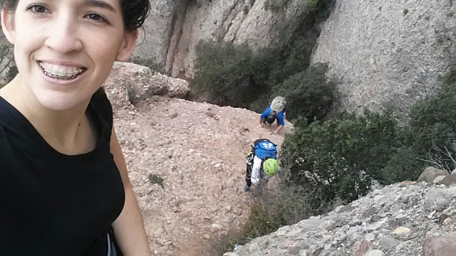 Grupo atravesando la vía ferrata