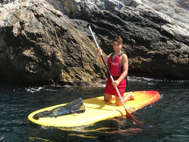  Auf den Knien paddelnd auf dem SUP-Board 