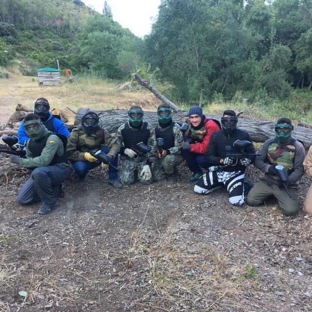 Amigos preparados para la partida de gotcha