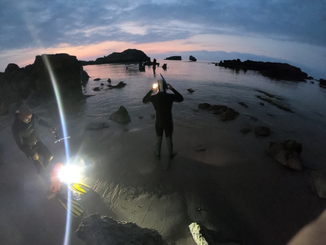  Départ de l'itinéraire de plongée en apnée de nuit
