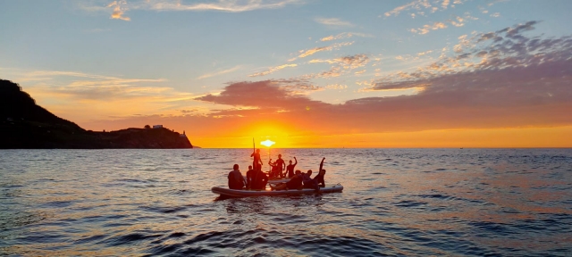 Remando en la tabla de Big SUP con los amigos