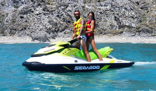 Pareja recorriendo la costa de Almeria en jet ski