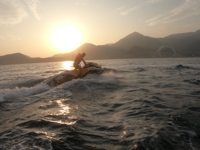 Jet ski al atardecer