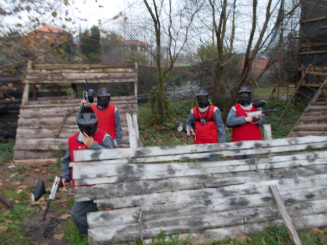 Apuntando con las marcadoras de paintball al enemigo