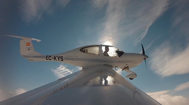  Avião diamante no ar 
