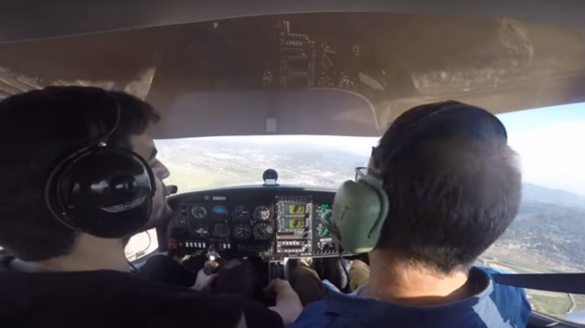  Ao lado do piloto na cabine do avião 
