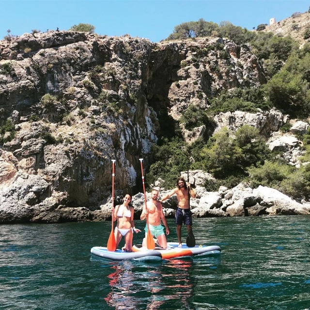Pareja haciendo paddle surf en La Herradura