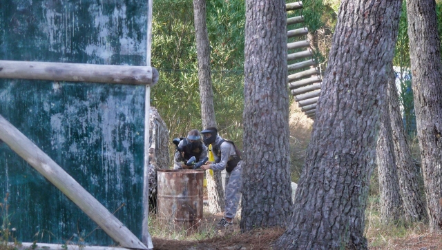  Giovani durante la partita di paintball 