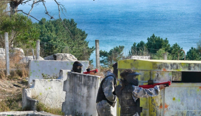  Bambini nel bel mezzo di una partita di paintball 