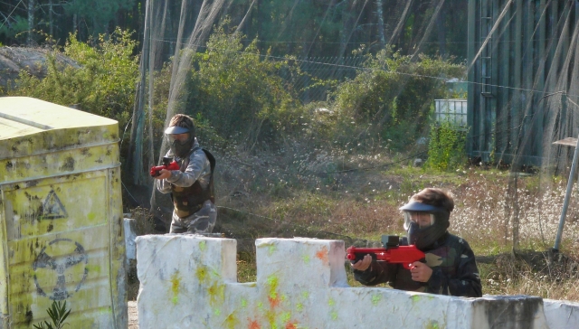  Giovani con pennarelli in mano 