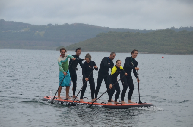  Remando na grande prancha de SUP 